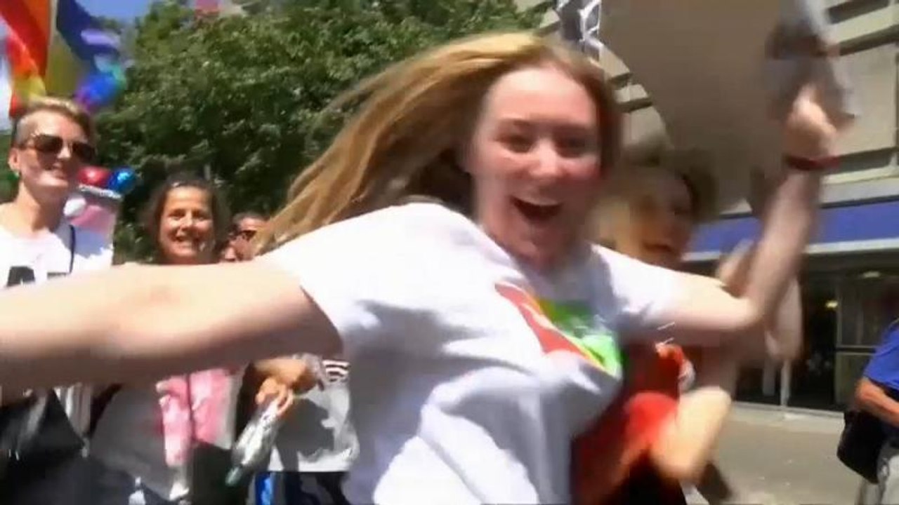 Etwa 500.000 feiern Christopher Street Day bei 33 ° in Berlin