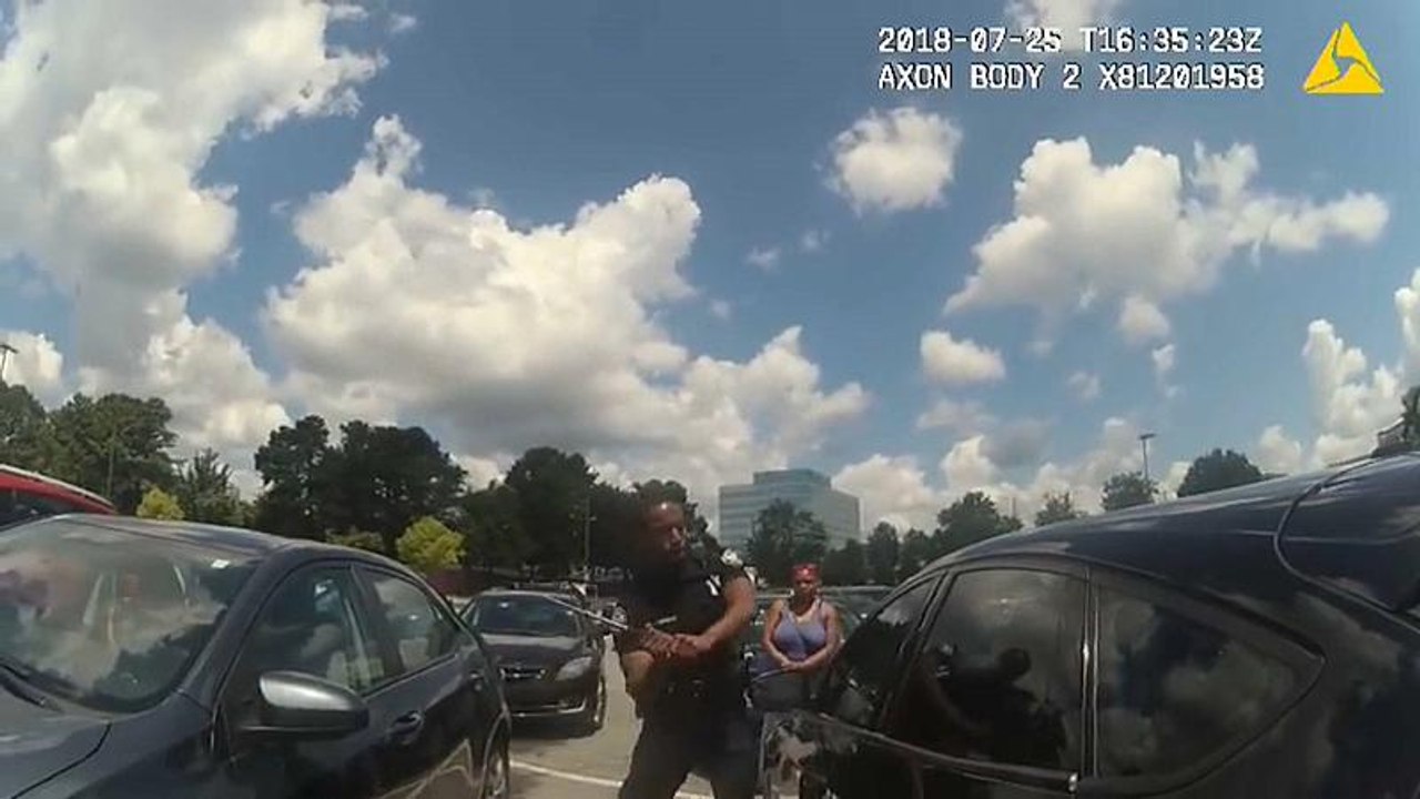 ABD: Polis araç içinde mahsur kalan bebeği camı kırarak çıkardı