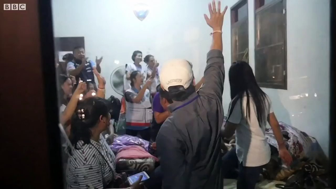 Thailand cave rescue- Families celebrate as boys are found - BBC News