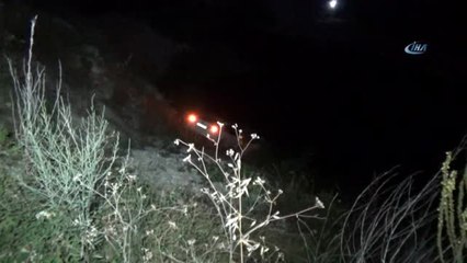 Otomobil Dere Kenarında Asılı Kaldı, Vatandaşlar Merakla Kaza Yerine Koştu