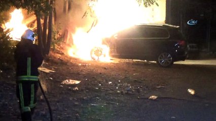Araç alev alev yandı... Vatandaşlar 2'inci aracı böyle kurtardı