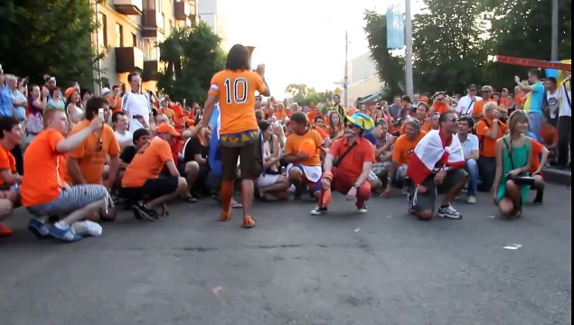 ХОРОШЫЕ КАЧЕСТВО Голландцы поют гимн Украины Евро 2012