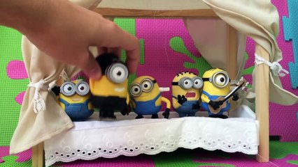 Télécharger la video: 5 Little Minions Jumping on the Bed (5 little monkeys)