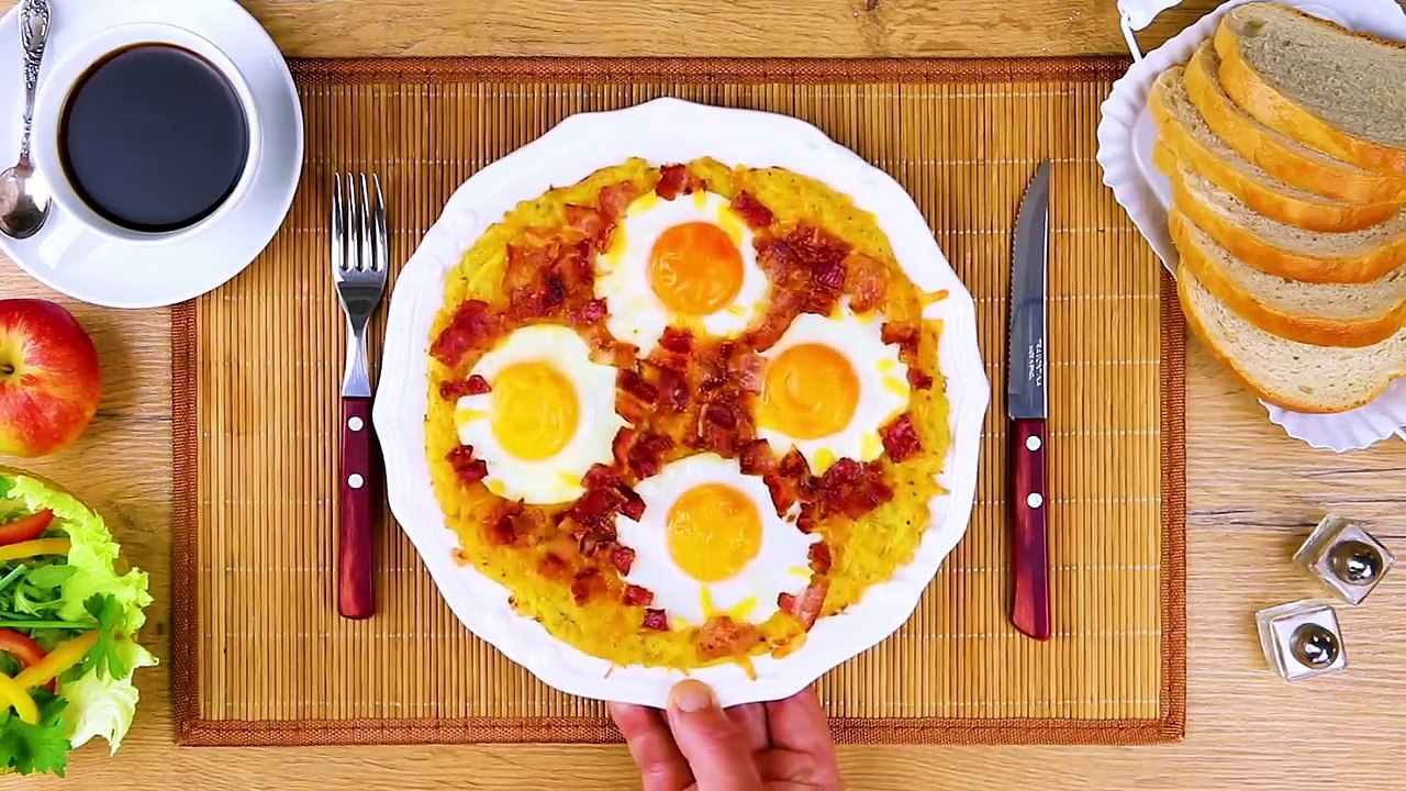 Köchin kippt Bratkartoffeln in rohe Eier. Was sie plant, ist ein Futtertraum!