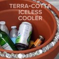 Who knew you could use a terra-cotta pot as a cooler?!? Keep your drinks cool under the summer sun with this easy DIY ☀️