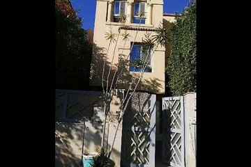 تاون هاوس كاملة التشطيب شاملة الفرش والتكيفات فى قطامية ريزيدنس للبيع