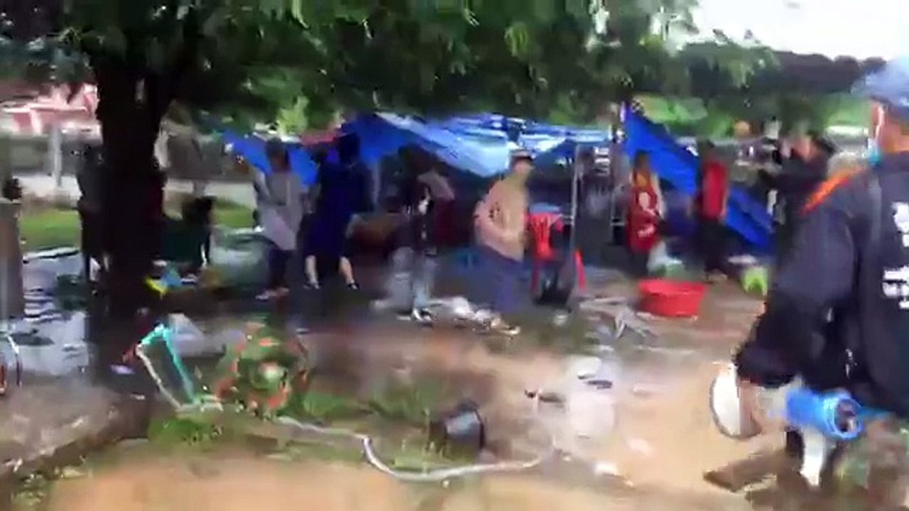 ສົດໆ ຈາກເມືອງສະໜາມໄຊເກາະຕິດ ທີ່ສູນ ຊ່ວຍເຫຼືອຜູ່ເຄາະຮ້າຍ ເຂື່ອນແຕກ ນໍ້າຖ້ວມ27/7/2018#PrayforAttapeu