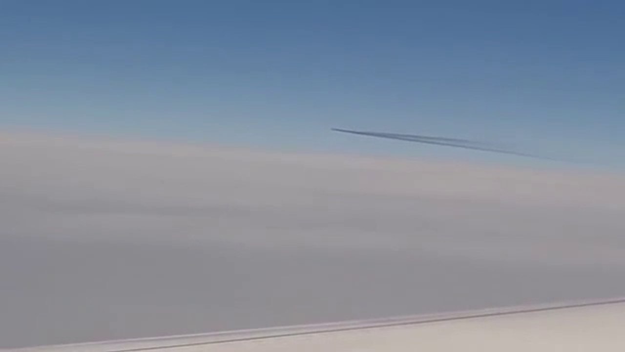Increíble ovni grabado desde avión