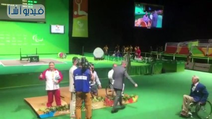 بالفيديو : لحظة تتويج محمد الديب بذهبية رفع الأثقال بالدورة البارالمبية ورفع علم مصر فى البرازيل