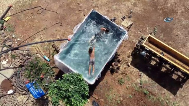 Çocukları sıcaktan bunalan baba römorku havuza çevirdi...Römork havuz havadan görüntülendi