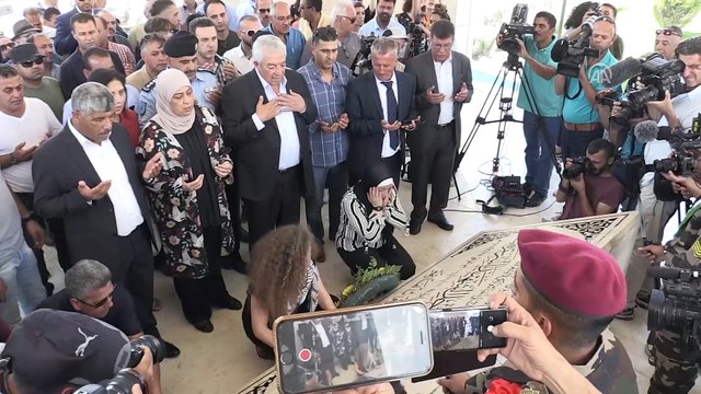 Ahed et-Temimi ve annesi, Yaser Arafat’ın mezarına çelenk bıraktı - RAMALLAH