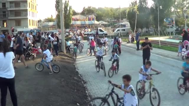 Ünlü Sanatçı Onur Akın Afyon Dazkırı'da Konseri Verdi