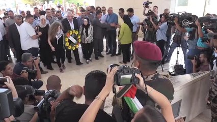 Ahed Et-Temimi ve Annesi, Yaser Arafat'ın Mezarına Çelenk Bıraktı
