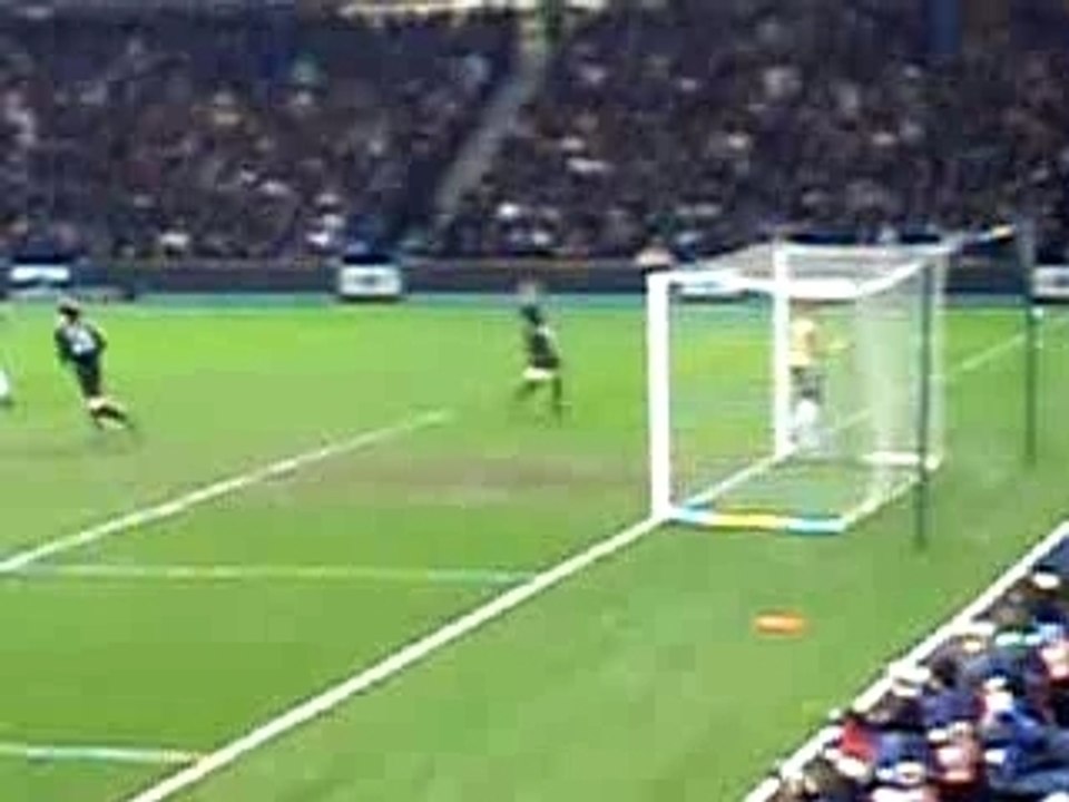 Coup franc de Juninho sur la barre à Glasgow le 12-12-2007