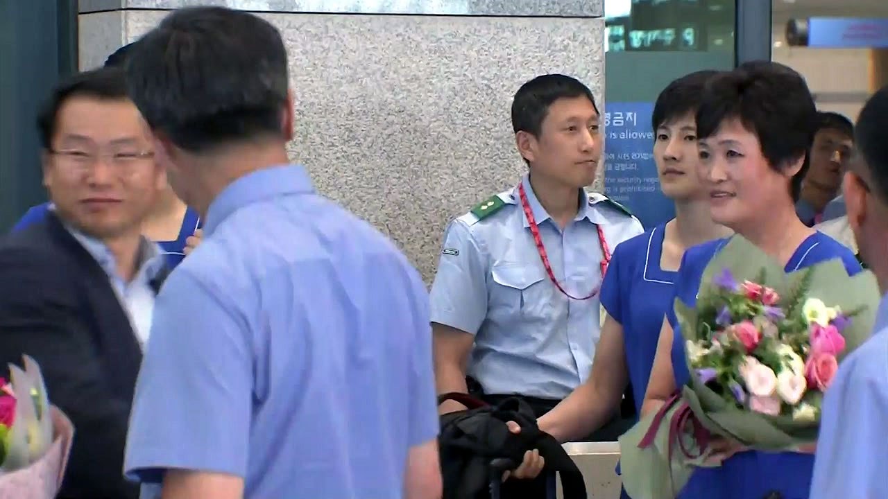 아시안게임 단일팀 북측 선수단 입경...여자농구·용선·조정 34명 / YTN
