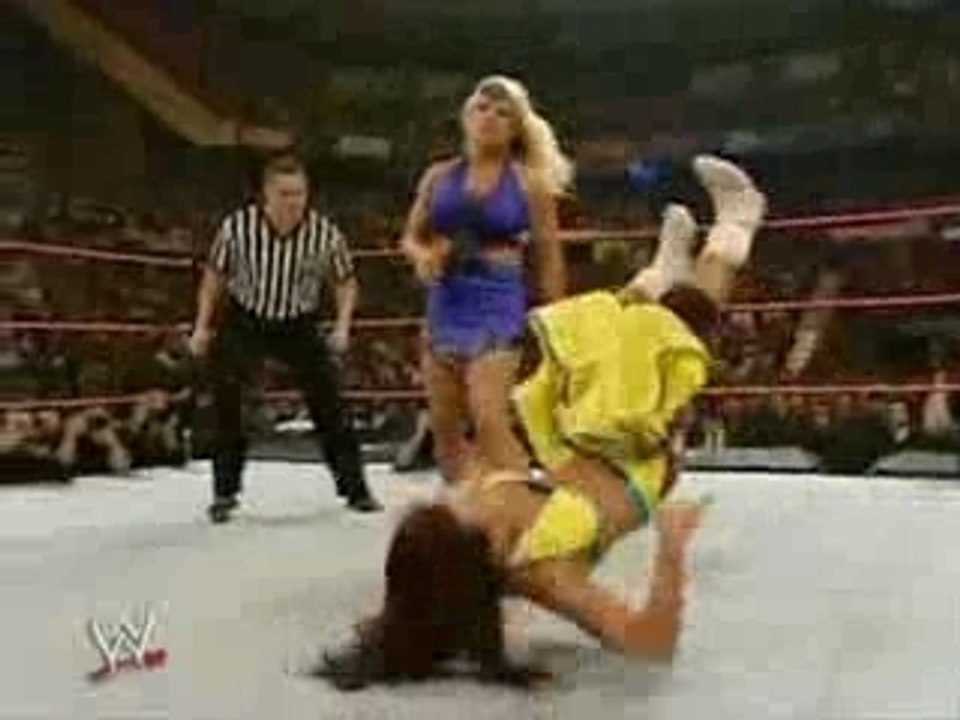 Beth Phoenix vs Mickie James