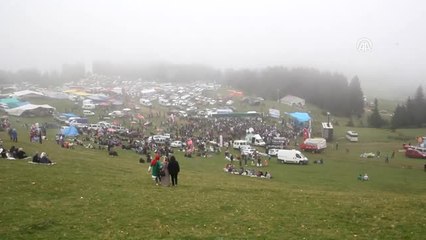 Yaylada Yağışlı ve Sisli Havada Festival Keyfi