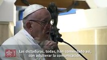 En la Misa matutina celebrada en la Capilla de la Casa Santa Marta, el Papa Francisco recuerda la seducción del escándalo y del poder de la comunicación calumni