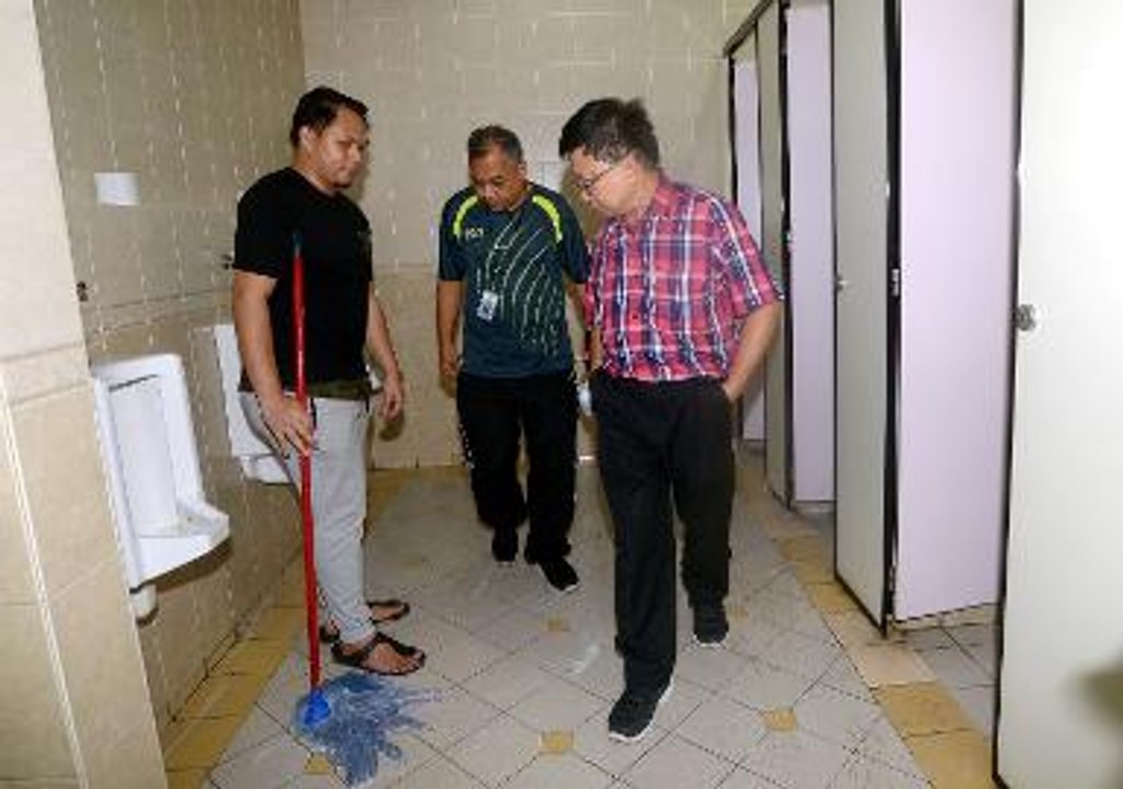 Judges and staff  dis-odours court complex