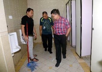 Judges and staff  dis-odours court complex