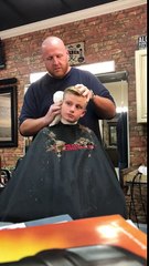 رد فعل طفل بعد أن تظاهر الحلاق بقطع أذنه