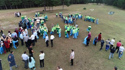 Doğa dostu Belediye Başkanı, vatandaşlarla birlikte çöp topladı