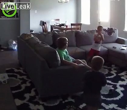 Ce gamin pisse sur son frère qui ne voulait pas jouer !