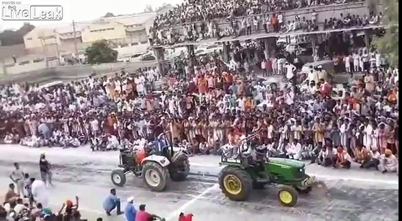 Effondrement d'une tribune de spectateurs en Inde