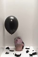Est-ce de l'art ? Souffler sur des ballons qui éclatent sur ton visage...