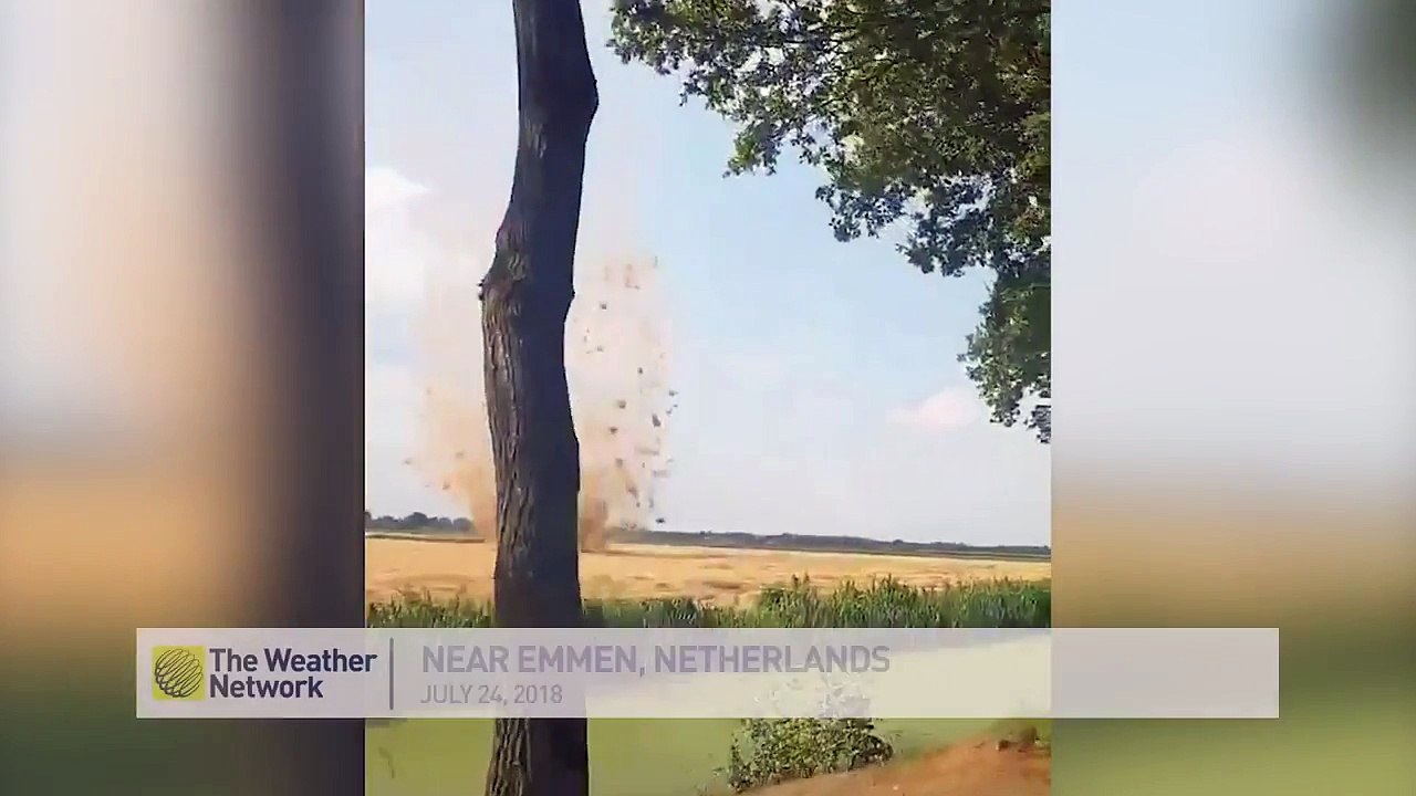Tornade dans les champs au milieu des bottes de pailles !