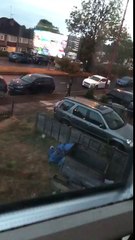 Seul il danse dans la rue au milieu de nulle part !