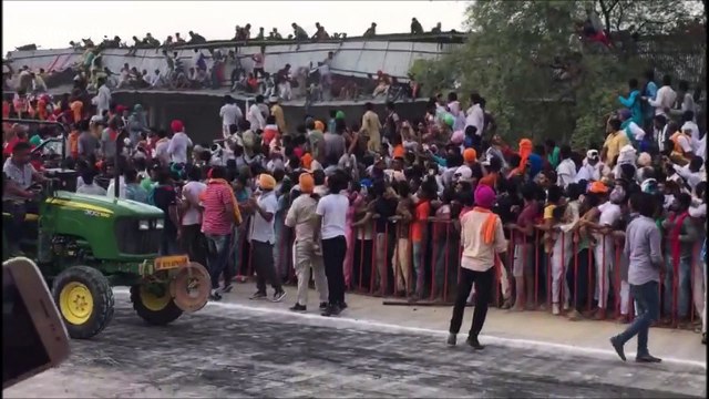 Many spectators injured when roof collapses during tractor race