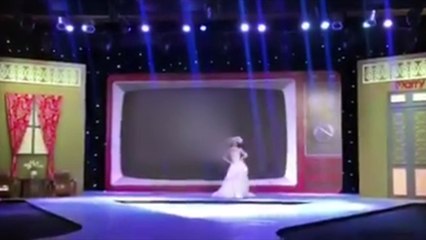 Thư Dung lạnh lùng, mang sừng cừu làm vedette tại triển lãm