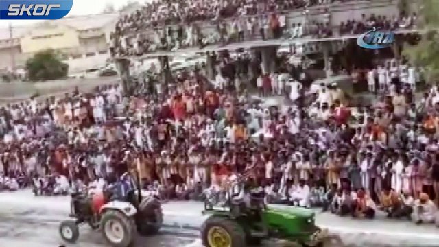 Hindistan’da tribün çöktü