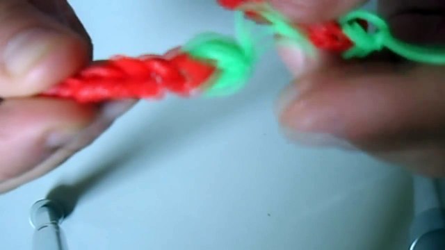 ♥ Como fazer Chaveiro Pimentinha de elásticos Rainbow Loom ♥ sem tear ♥ Pulseira de elástico ♥