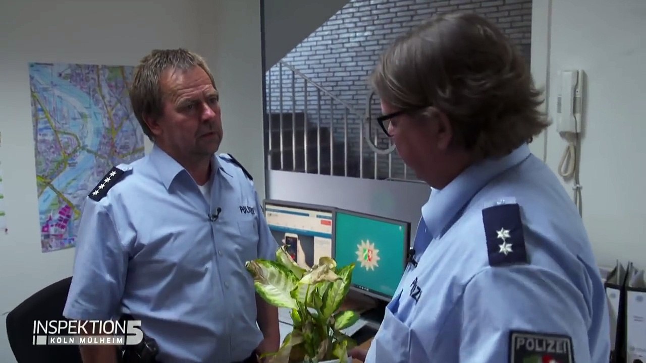 "scheiße, die bullen!" - polizisten müssen waffe ziehen! | inspektion 5 | kabel eins