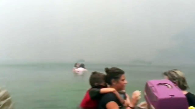 Des images choquantes montrent que les gens prennent la mer pour éviter les feux de forêt grecs