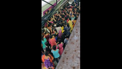 Women battle rush-hour crush to get into Mumbai train
