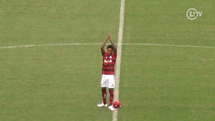 Vitinho é apresentado para torcida do Flamengo no Maracanã