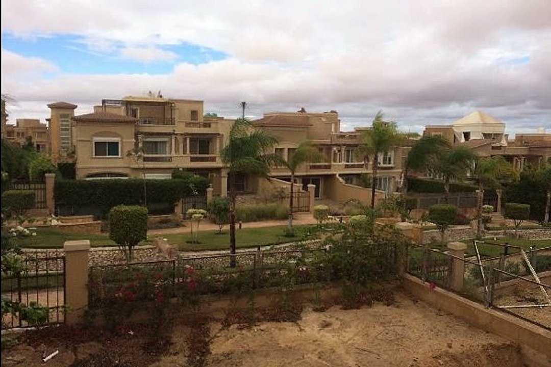 كورنر تاون هاوس فى ميدوز بارك للبيع بموقع رائع