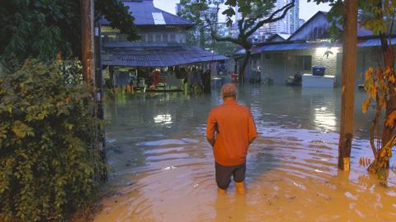 Flash flood hits parts of Penang, Klang Valley