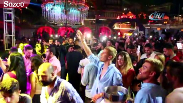 Demet Akalın giyim tarzını eleştirenlere ateş püskürdü