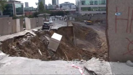Ümraniye'de Duvar Çöktü, Araçlar Çukura Düştü