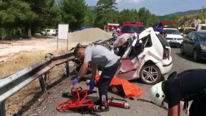 Akseki’de tur otobüsü 2 otomobille çarpıştı: 2 ölü, 30 yaralı