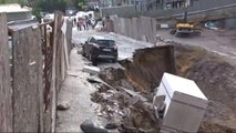 Ümraniye'de İstinat Duvarı Çöktü, Araçlar İçine Düştü