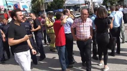 Ümraniye’de istinat duvarı çöktü, araçlar içine düştü