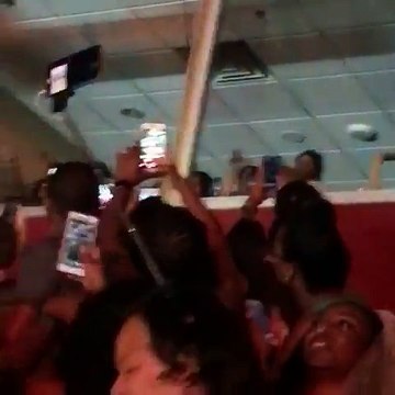 الرئيس الأمريكي السابق باراك أوباما يرقص رفقة زوجته ميشيل في حفل بيونسيه