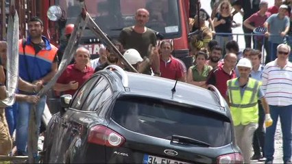 Ümraniye'de çöken duvar nedeniyle askıda kalan araç kurtarıldı