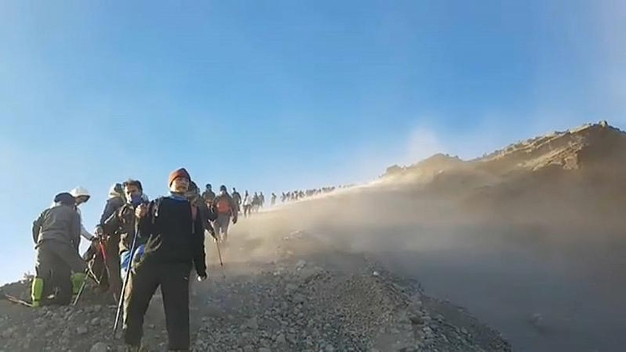 Alpinistas resgatados depois do sismo na Indonésia