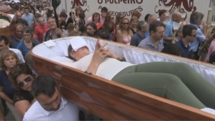 Los "muertos-vivos" desfilan por As Neves